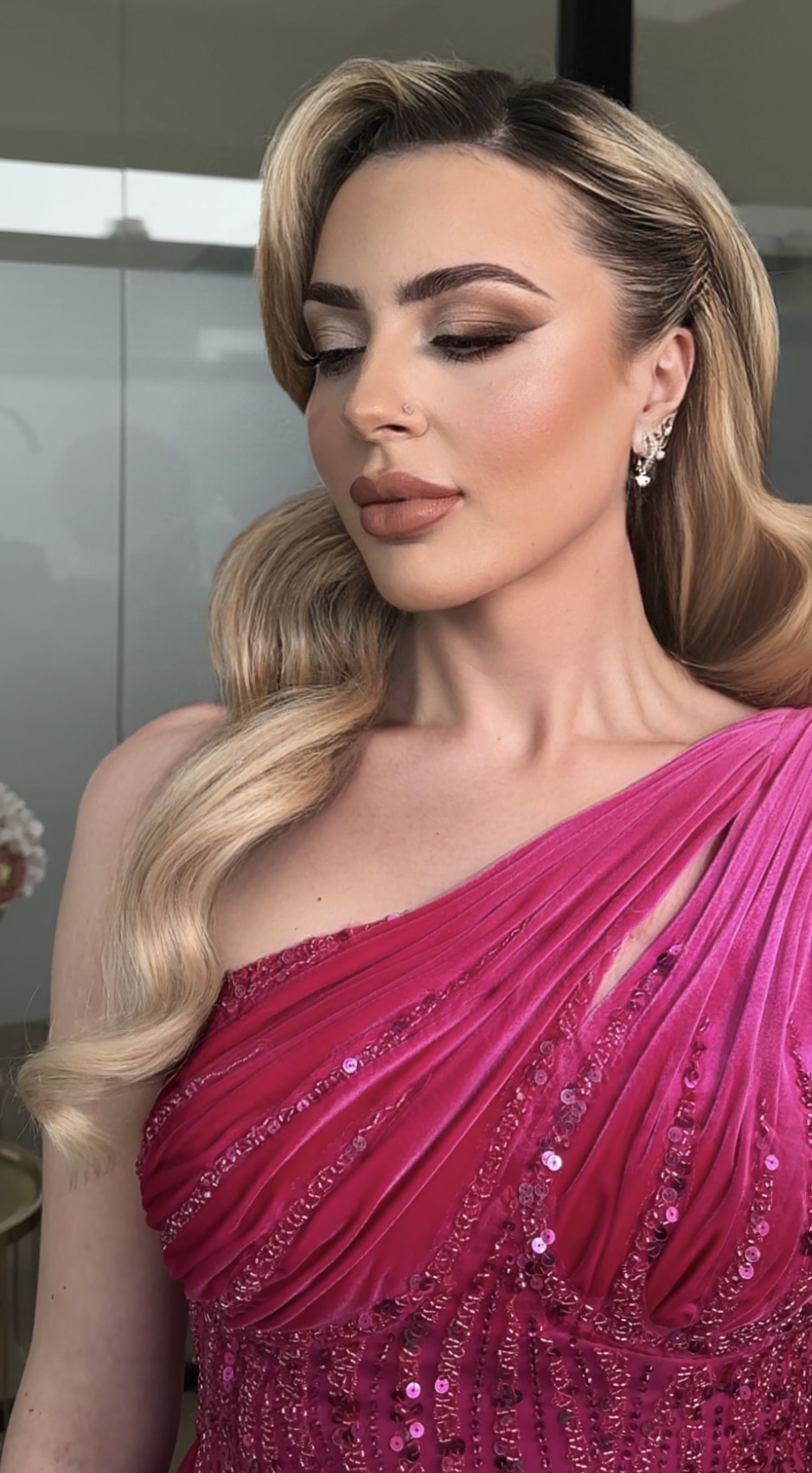 Hollywood waves and soft glam with a fuchsia gown